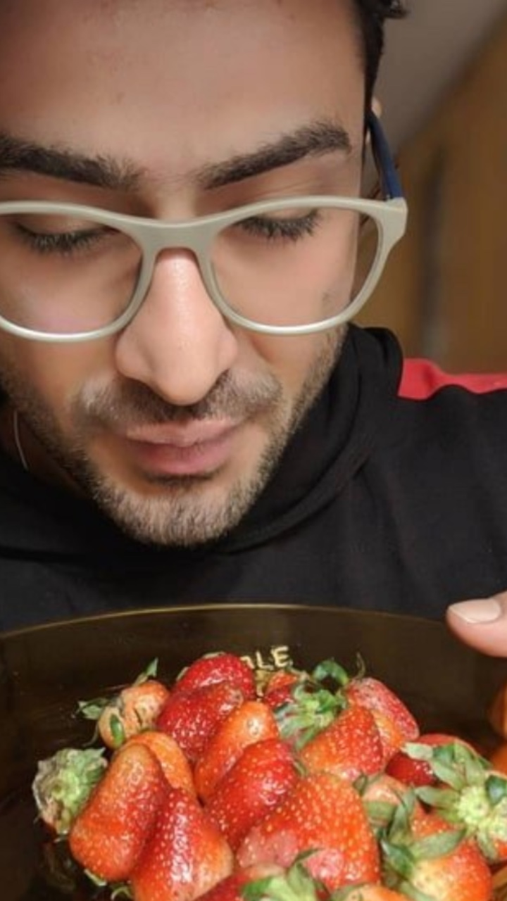 aly goni having strawberry