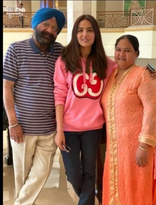 Jasmin Bhasin Family Pic