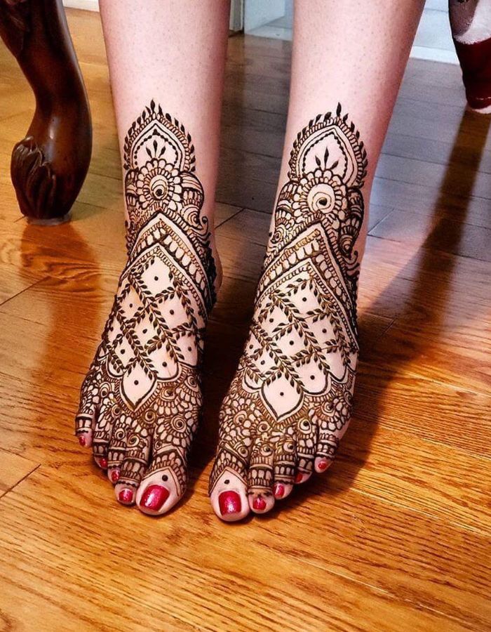 simple mehndi design on ankle