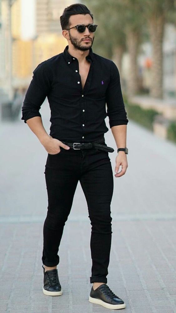 black shirt and black pants