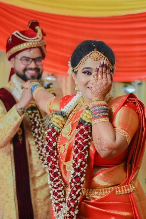 couple poses picture wedding