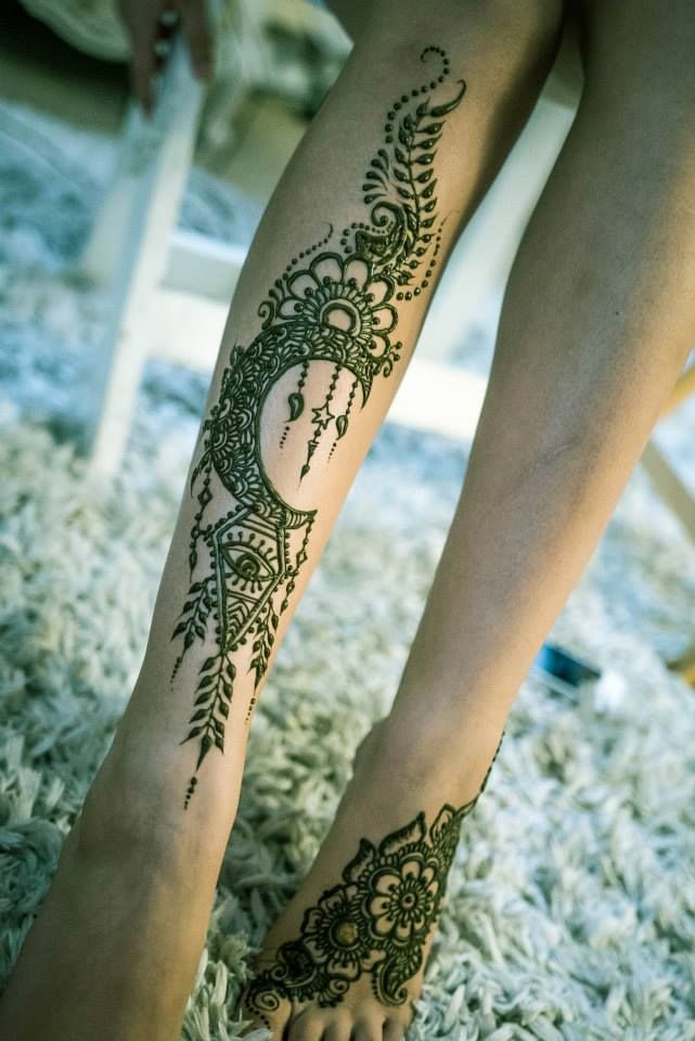 moon leg Mehendi design