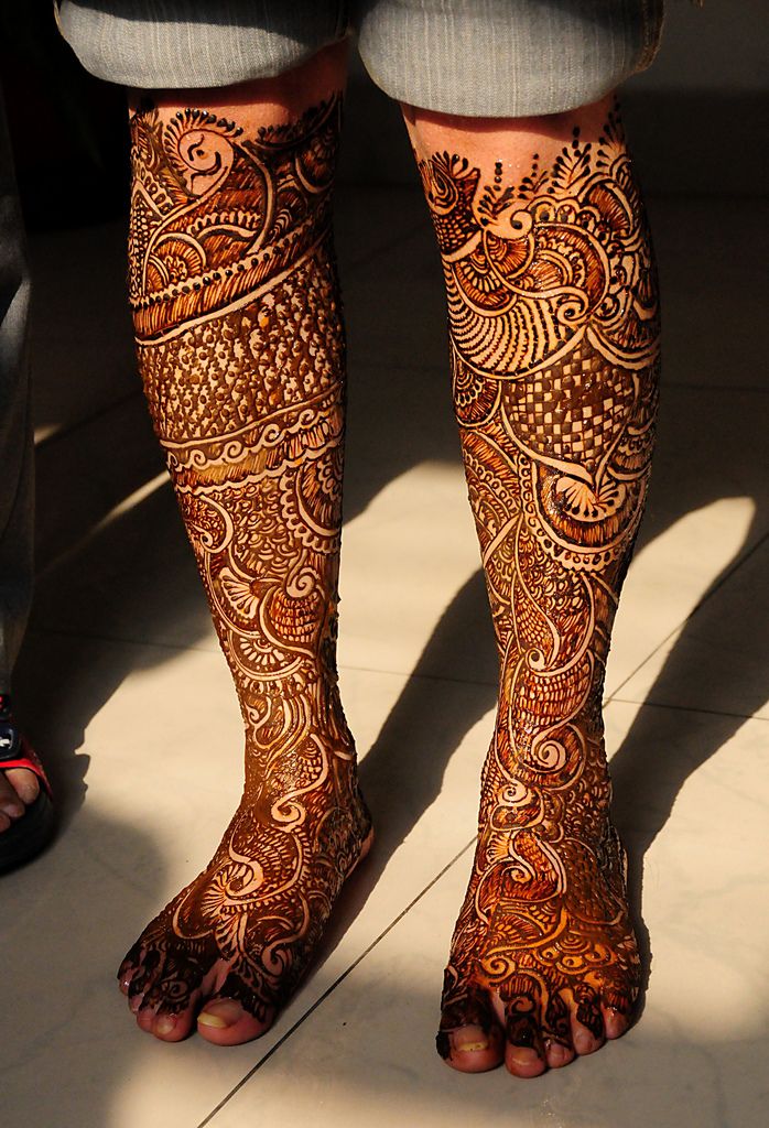Bridal mehndi design for leg