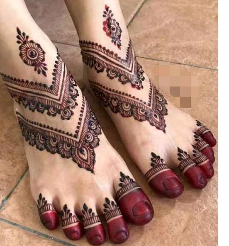 Jewellery piece mehndi on leg