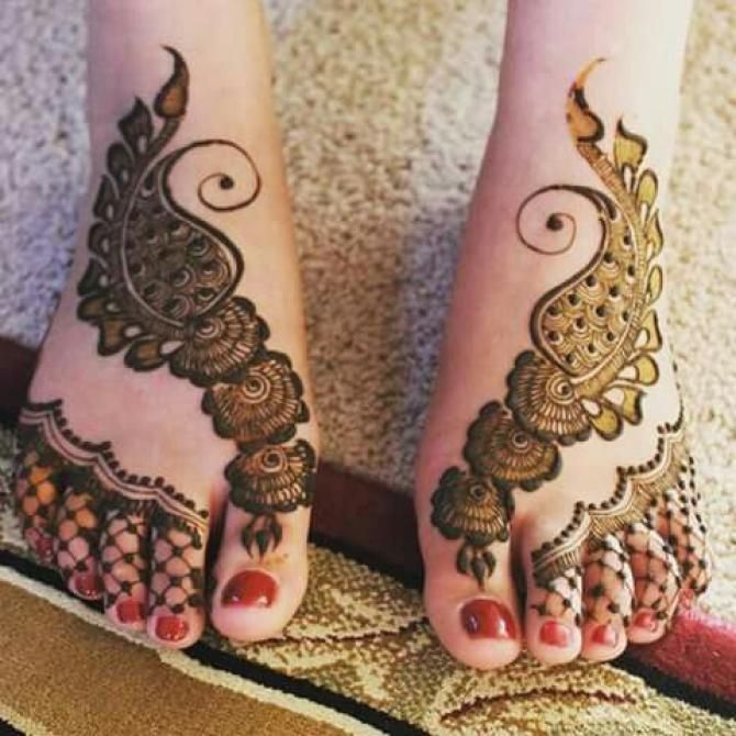 Leafy vine leg mehendi design
